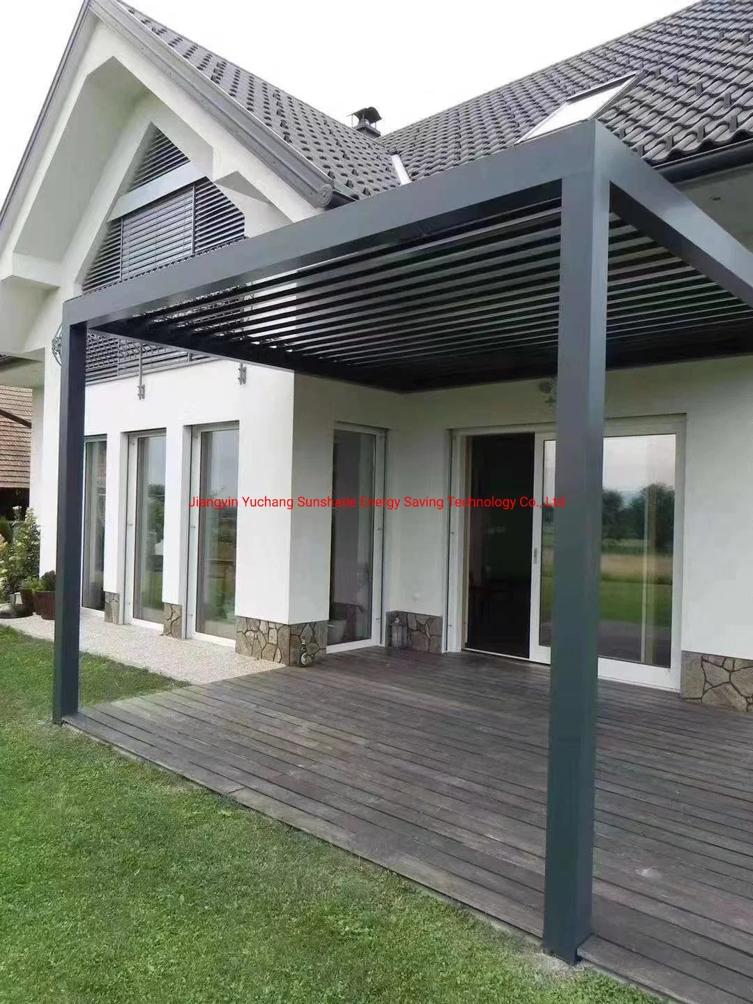 La moderna casa jardín exterior del techo de láminas de aluminio de Louvered pérgola