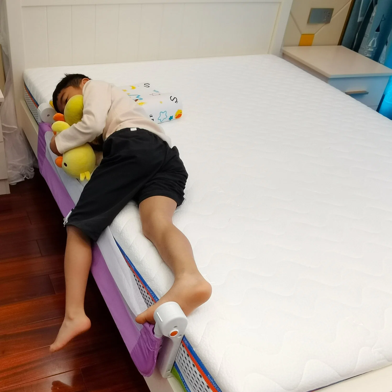 Foldable Easy Installation Rail Guard Safety Barrier for Baby Bed