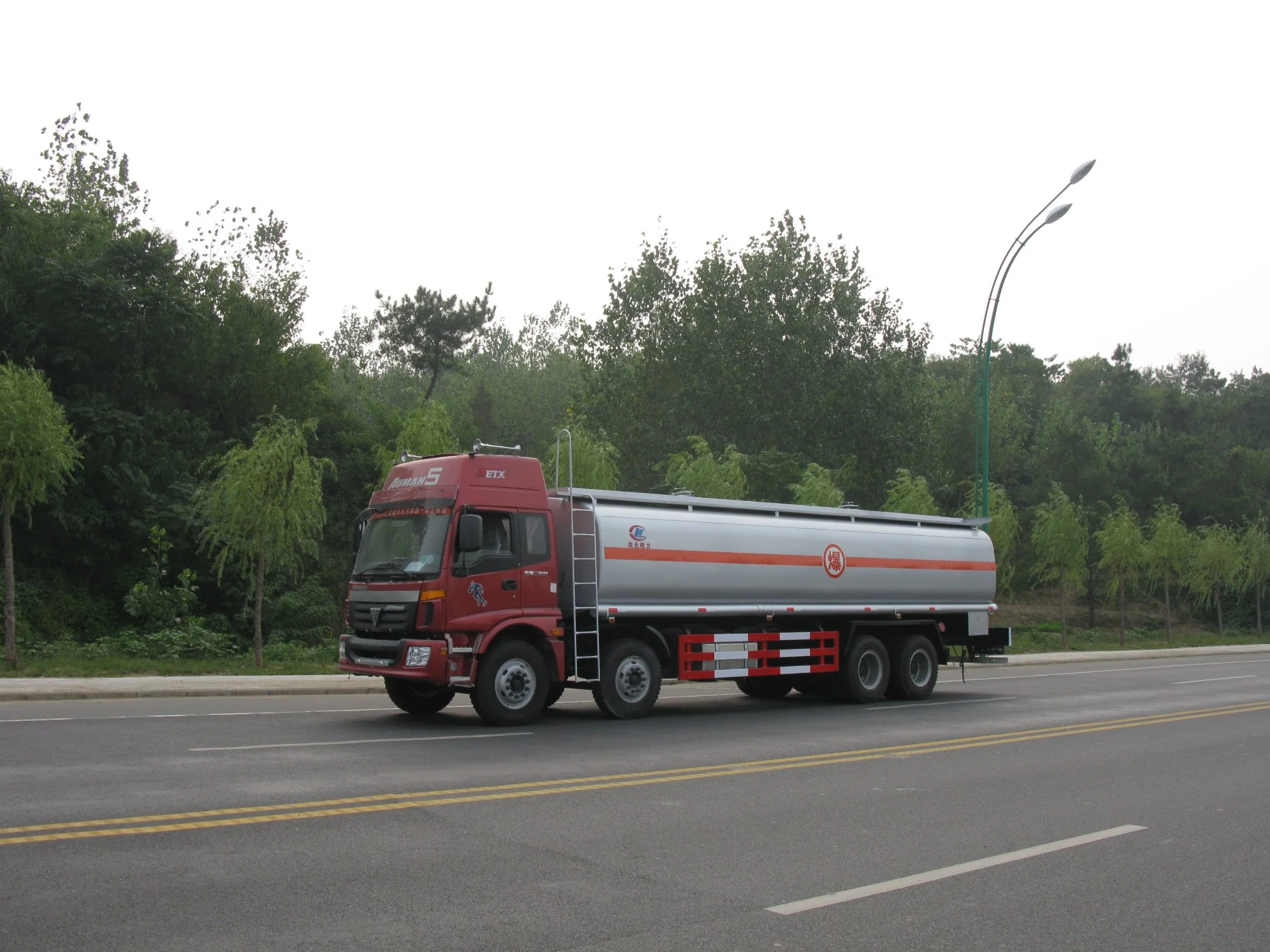 Foton Auman 8X4 camião de combustível de 30 toneladas camião cisterna a óleo de 30000L Transporte de camiões tipo "Bobtail" a gasolina com dispensador