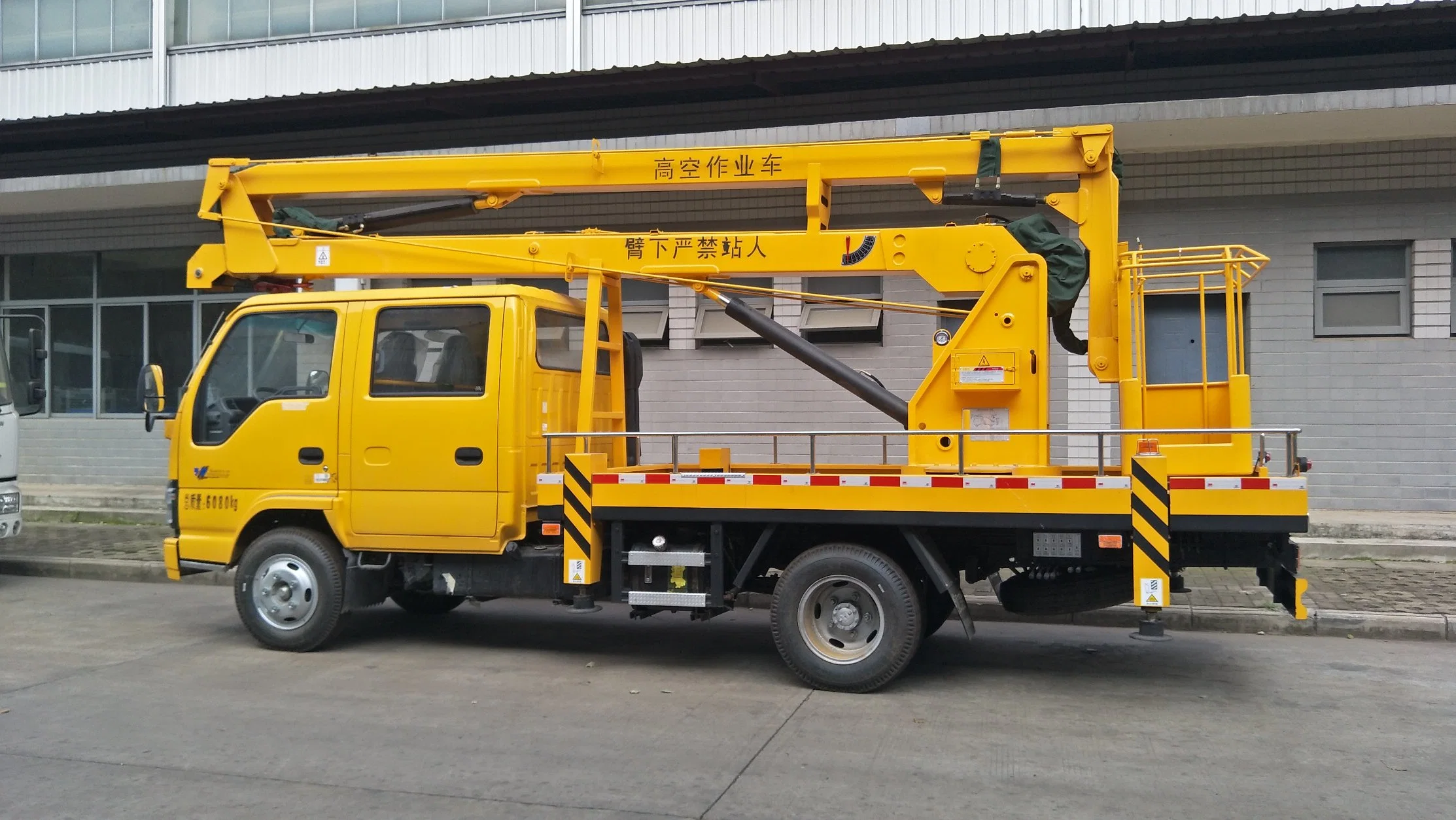 Utiliza la marca japonesa 4X2 16/18/20 M de la plataforma de trabajo de la antena de alta Carretilla elevadora con aislamiento de la cuchara a la venta de 200kg.