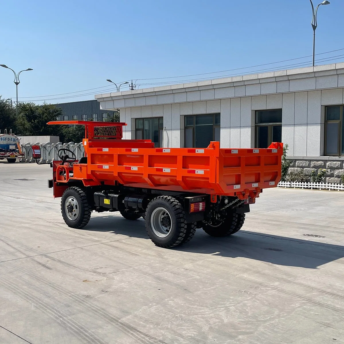 Diesel Underground Mine Dump Truck Ultra High Configuration Welded Precision Shock Absorbent Comfortable Tire Grip