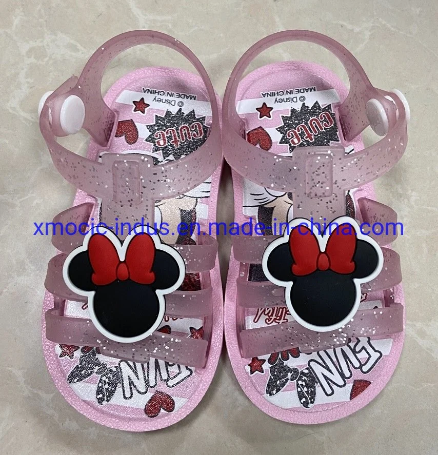 Chinelos infantis personalizados de impressão e cor. Sandálias de designer na moda. Material de PVC. Sandália, chinelo, sapatos, sapatos infantis.