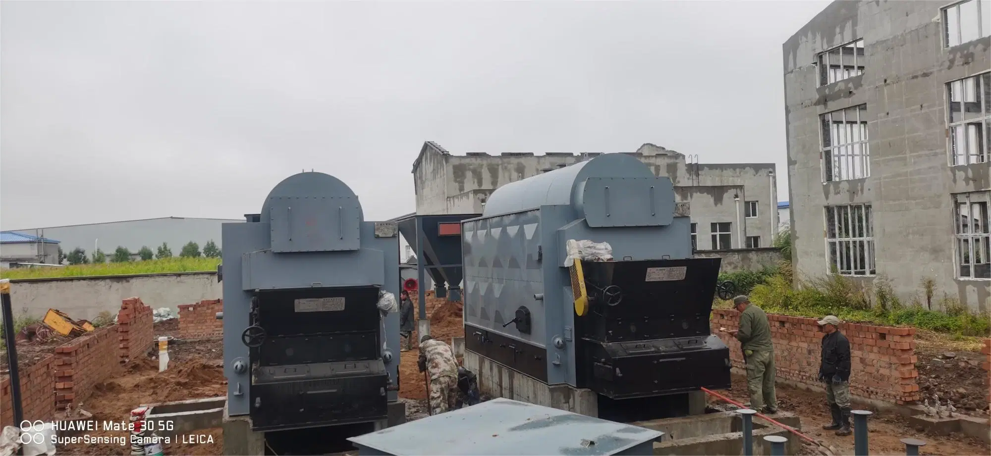 Vente d'usine Chaudière à vapeur à haute pression de 4 tonnes à grille fixe, de type manuel à trois passages, contrôle et fonctionnement sûrs, utilisant la biomasse, le bois, les balles de riz et le charbon.