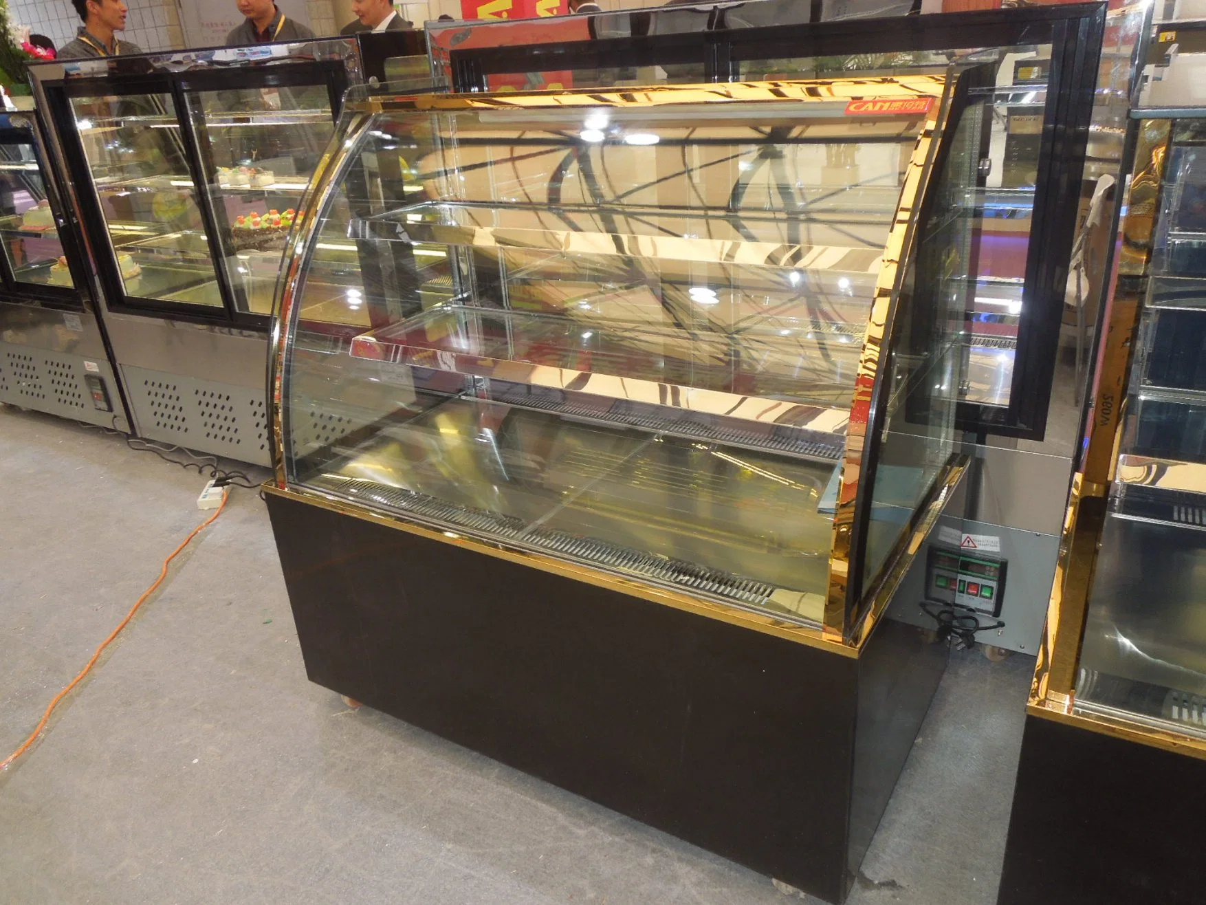 2 Layers Curved Glass Refrigerated Bakery Case