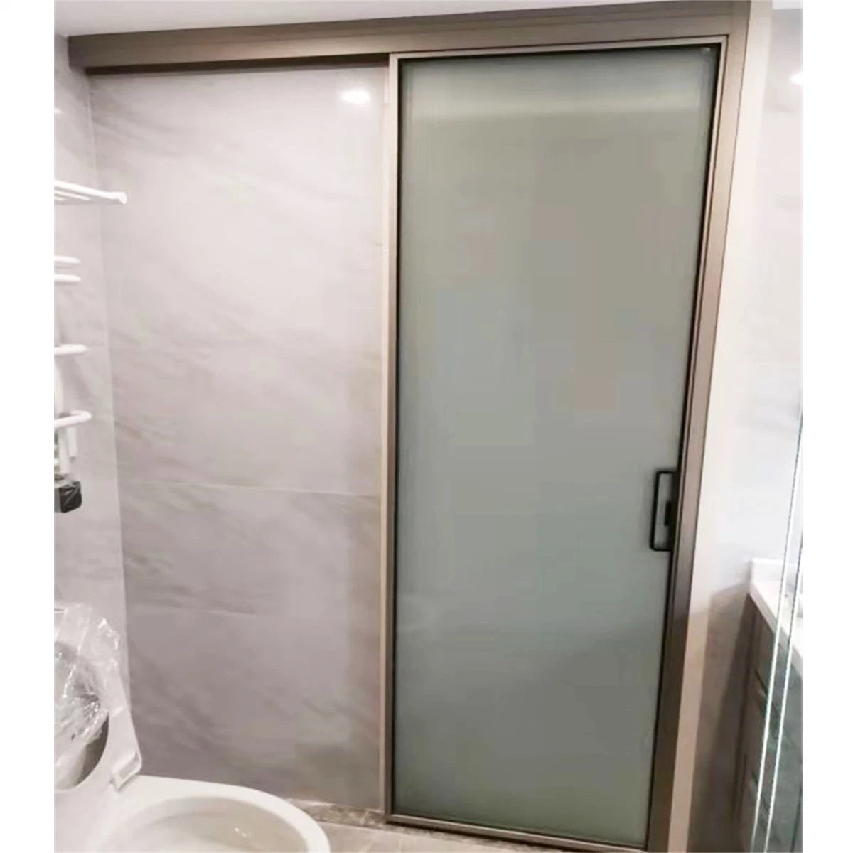 Baño de vidrio esmerilado de aluminio sin marco Precio de la puerta deslizante