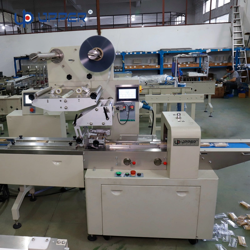 Machines d'emballage automatiques pour petits gâteaux à la gaufrette au chocolat, barres énergétiques, biscuits tourbillon, cookies, pain, rouleaux d'œufs, ligne de production de machines d'emballage de film de type oreiller.