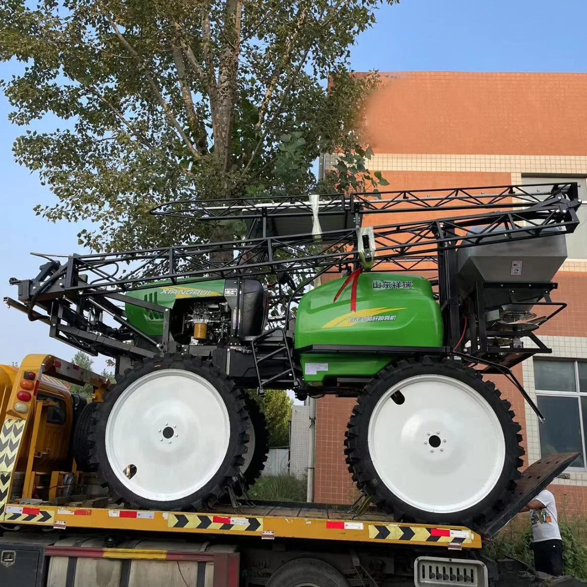 1300L Pulvérisateur à rampe autoporté à haute garde au sol pour l'agriculture avec pompe à dos super et tracteur.