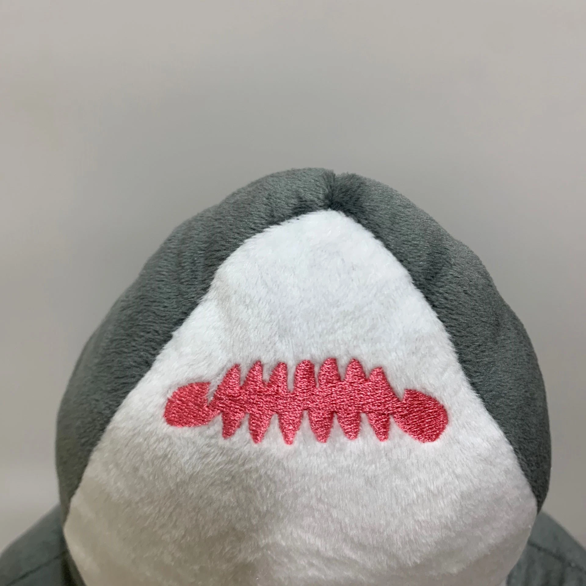 Nouvel animal en peluche de requin pour toute l'Europe Peluche personnalisable de série