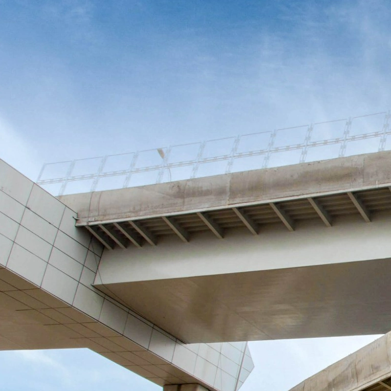 المرور عبر ممر من الفولاذ عبر جسر الجوس ببنية القوس