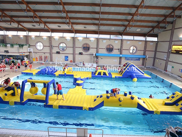 Parque aquático inflável ao ar livre com escorregador para jogos na piscina.