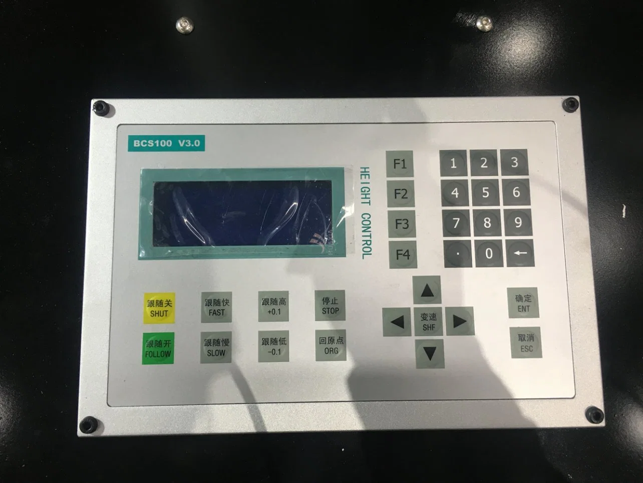 CNC-Faser-Laser-Schneidemaschine 3015 Laser-Ausrüstung mit Auto Austauschtisch und beiliegende Abdeckung