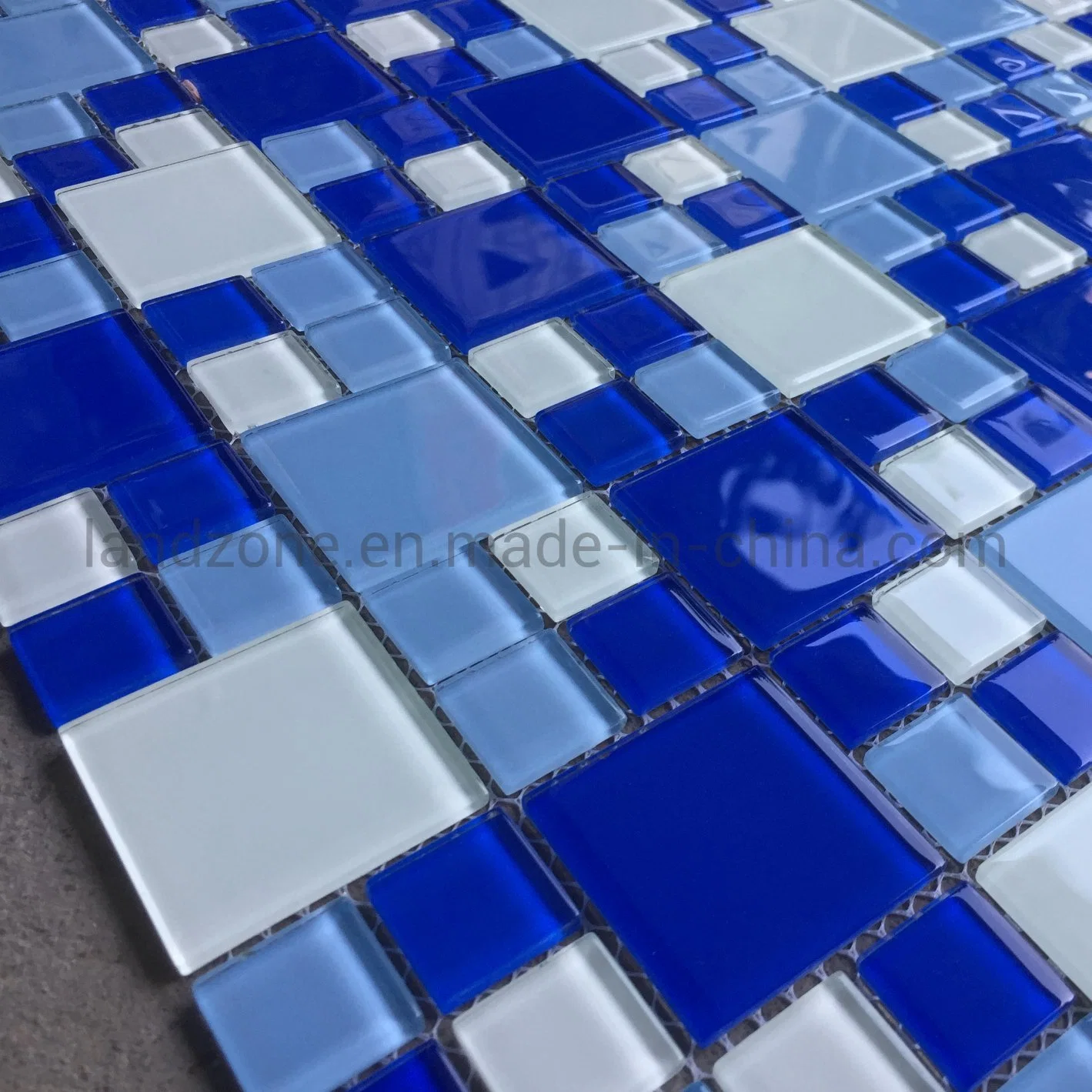 Fábrica de Piscinas Azules Produce Azulejos de Mosaico