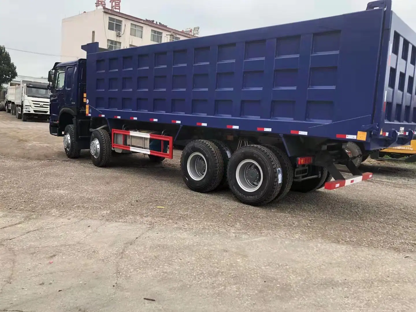 Gran calidad empleada HOWO Camión Volquete 8X4 para la venta