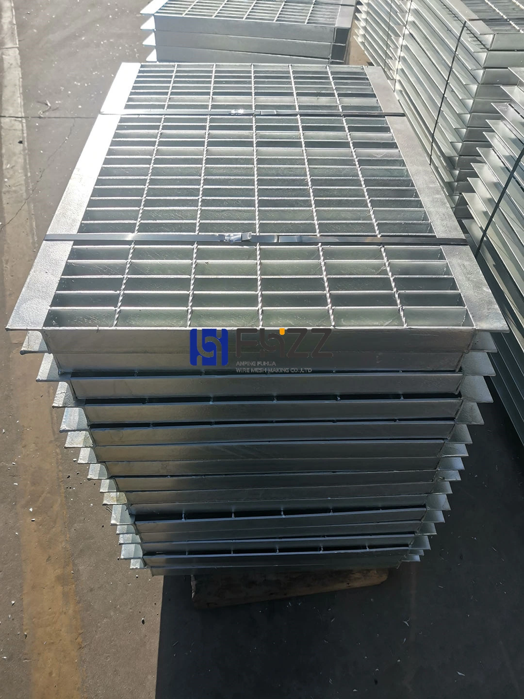 Galvanized Steel Grating Treads for Aerial Work Walkway Decks with Angle Bearing Wraps