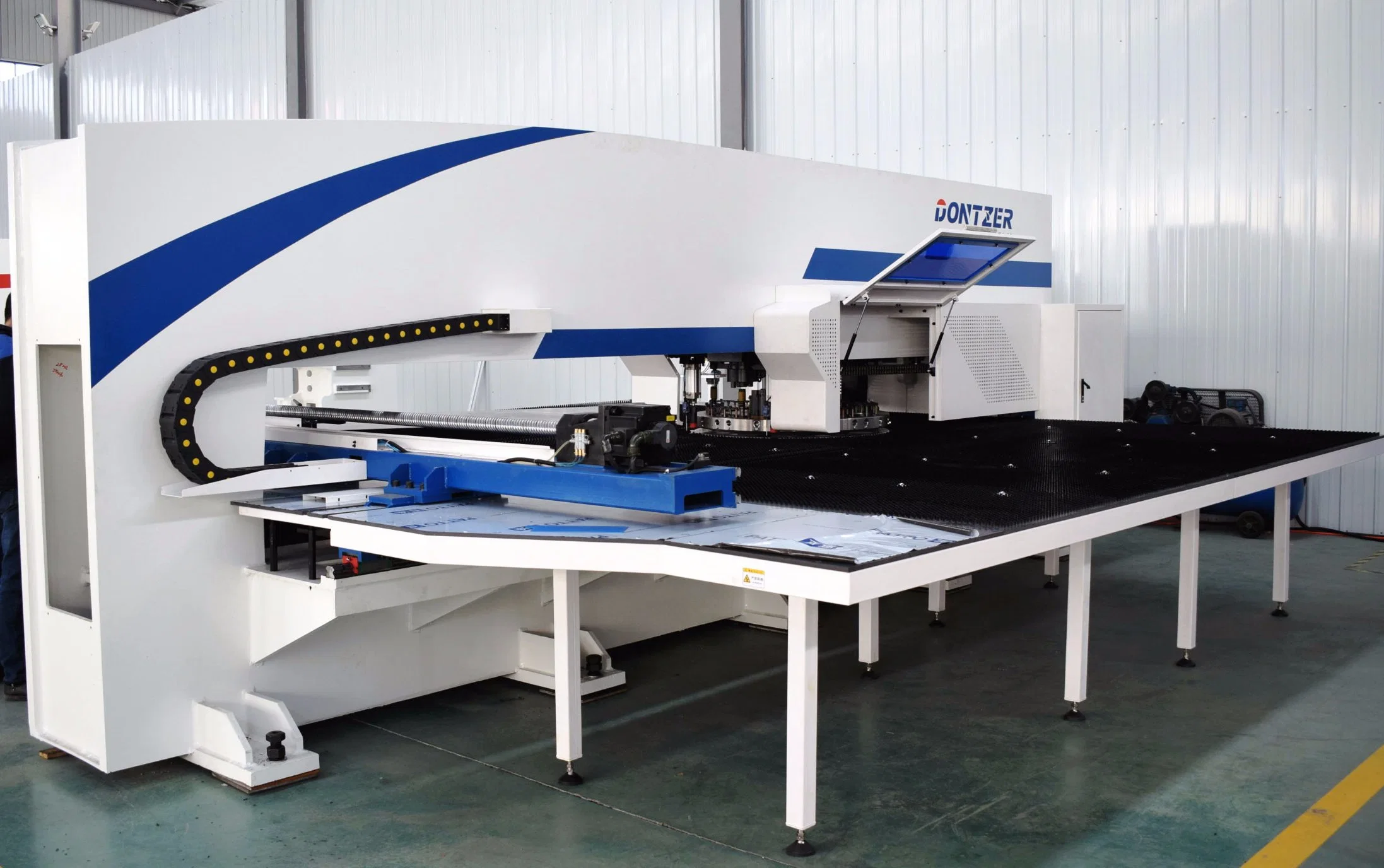 Auto Loading, 32 Estación de Herramientas, Corte Rolling Press Metal Plate Hole CNC Punching Machine para aluminio Cobre Carbon Steel Coil Shutter