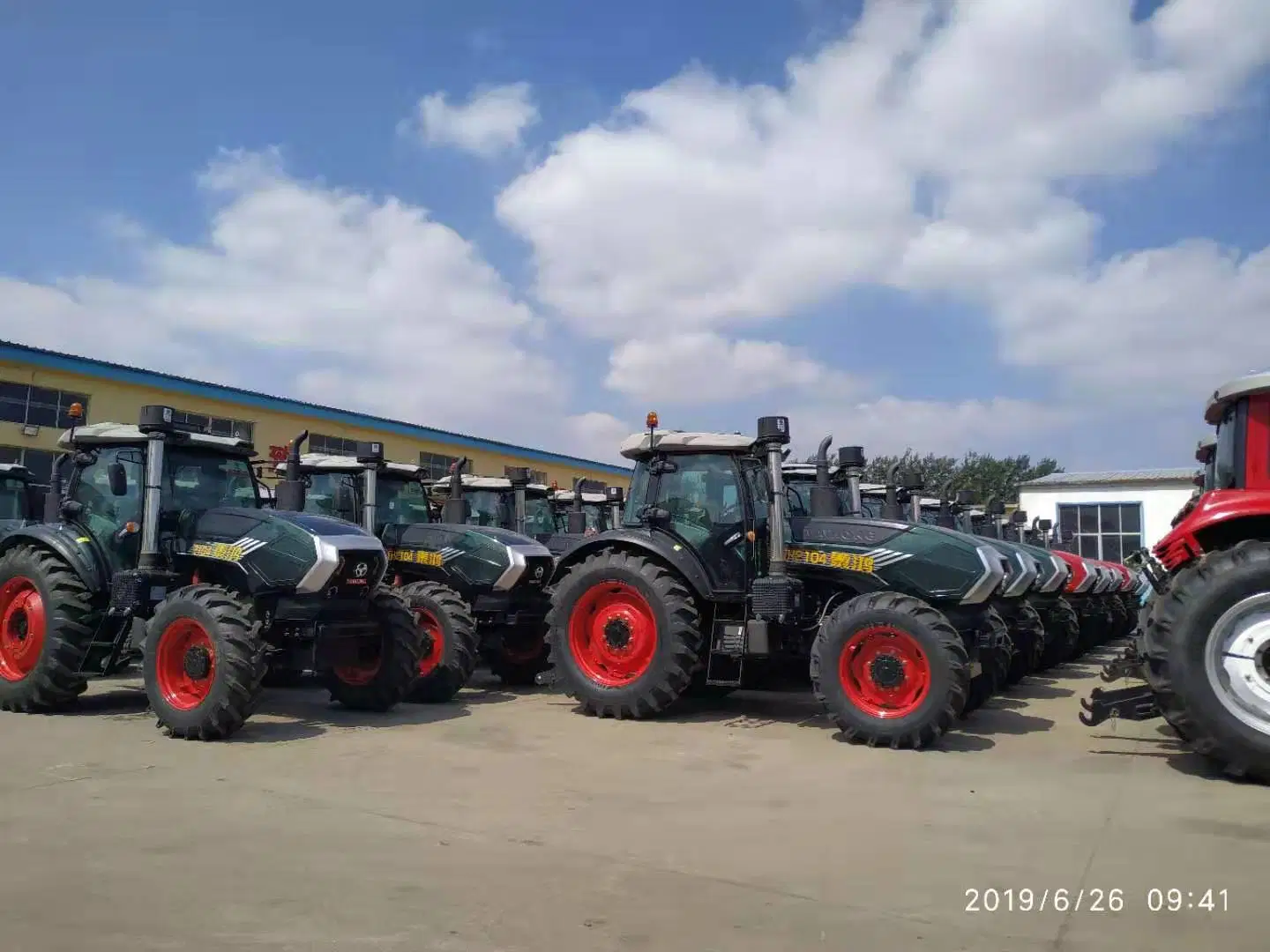 Ce Approved 240HP Agriclture Tractors for Farm Use