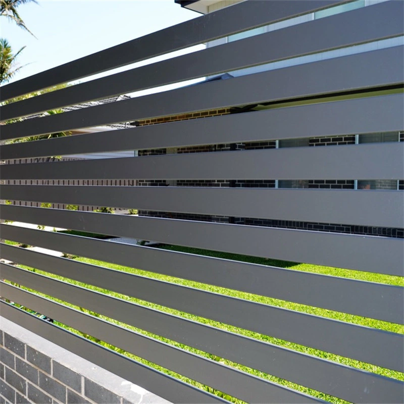 Kundenspezifische Farbe Dekorative Schwarz / Weißhorizontal Ornamental Powder Coated Aluminium Außen Metall Aluminium Privatsphäre Metall Slat Zäune Panel