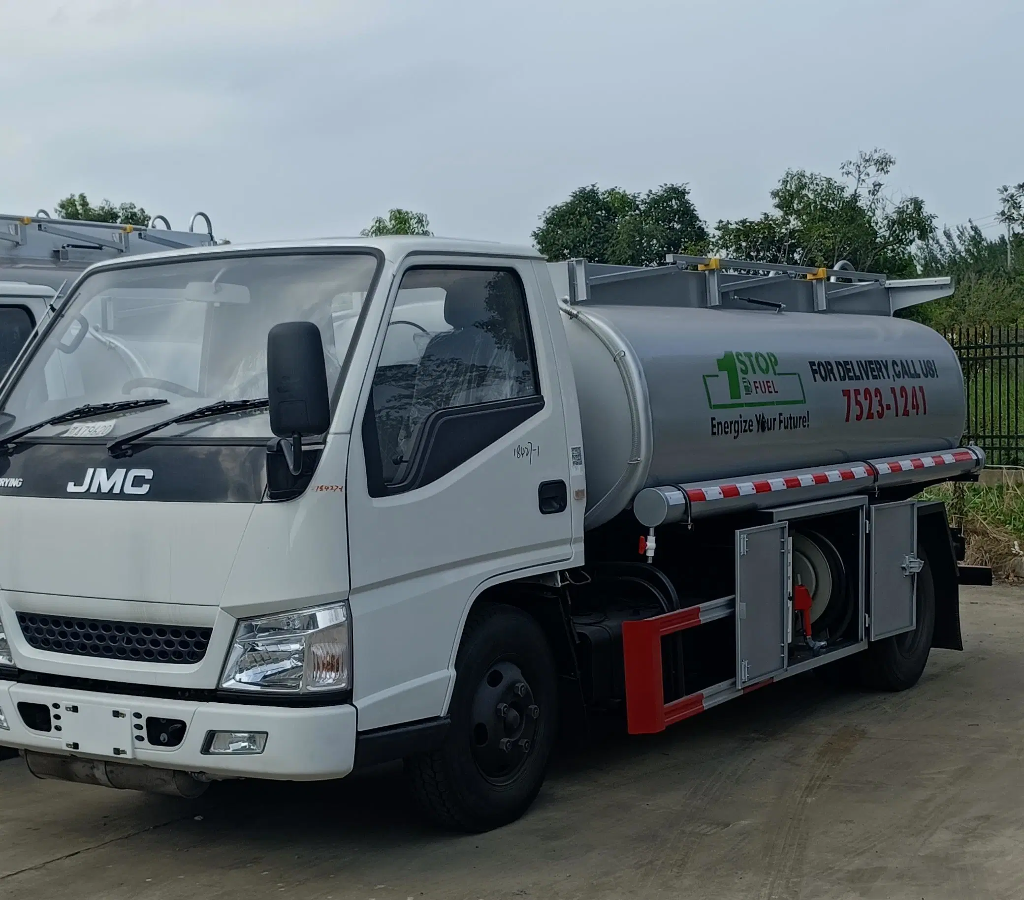 Jmc 4X2 Camion de transfert de carburant de 3000 litres avec conduite à droite RHD / LHD et réservoir de carburant pour essence hors route selon les normes API.