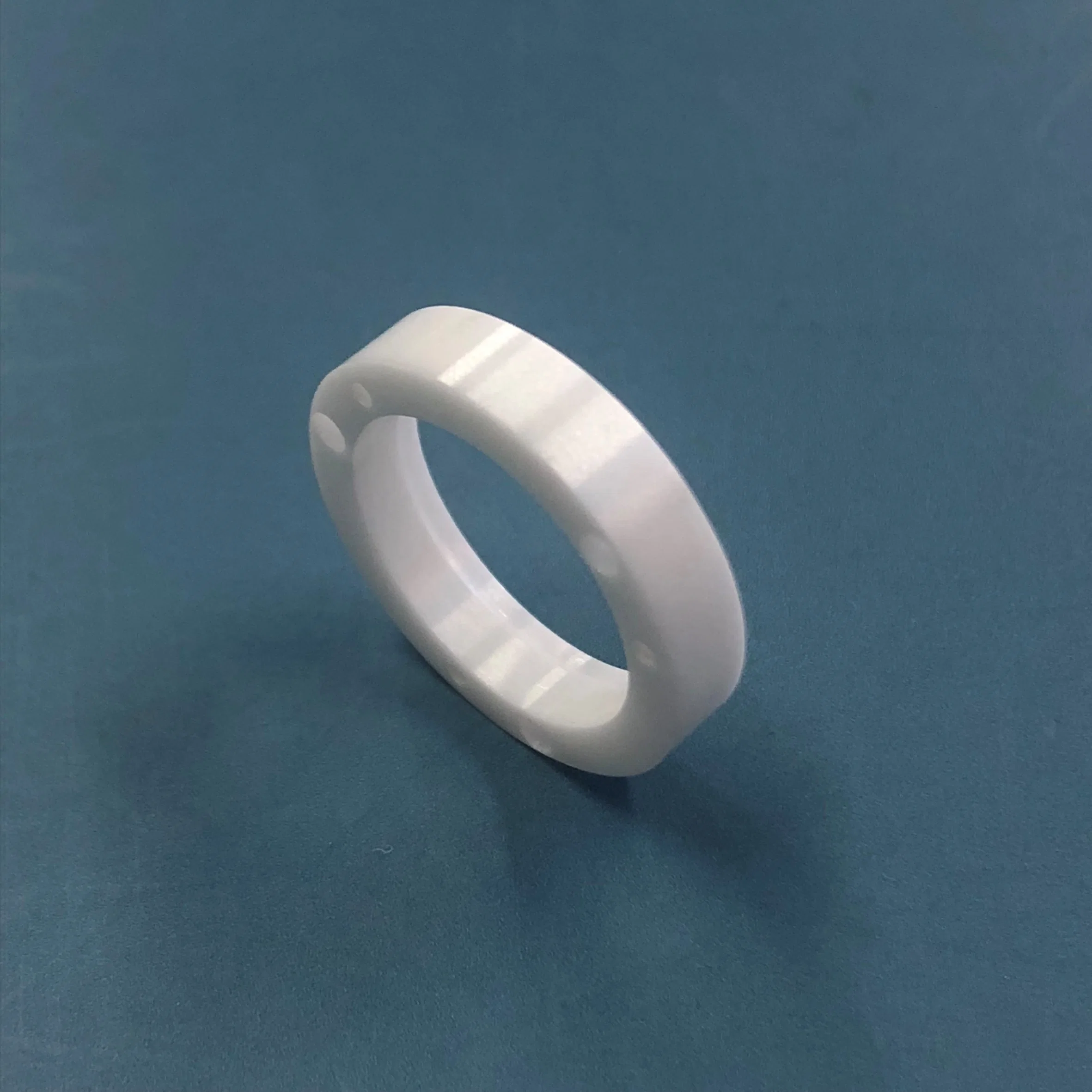 Resistente al desgaste personalizada de Cerámica de zirconio ZRO2 Aislante Anillo Bucle de posicionamiento perforada