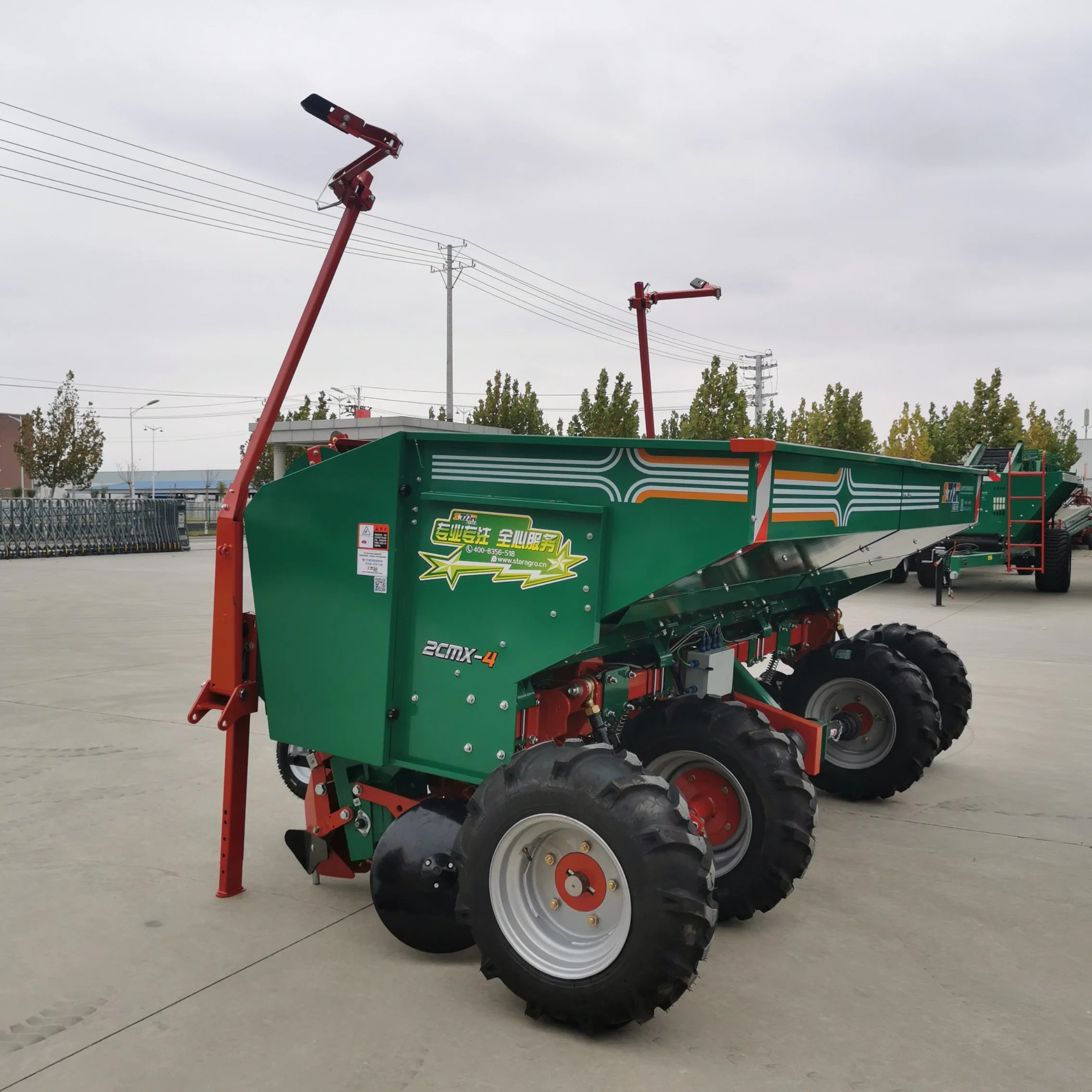 Nueva fábrica de buen desempeño de América del Sur de alimentación 4 Cordilleras montada en el Tractor Sembradora de papa con el fertilizante