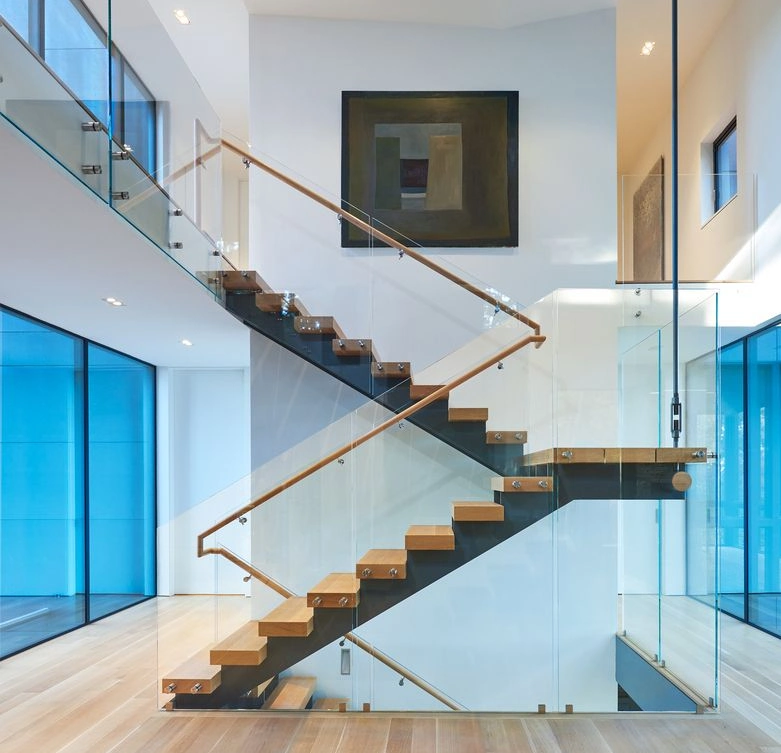 Escalier flottant droit en bois massif intérieur moderne avec rampe en verre trempé Prix