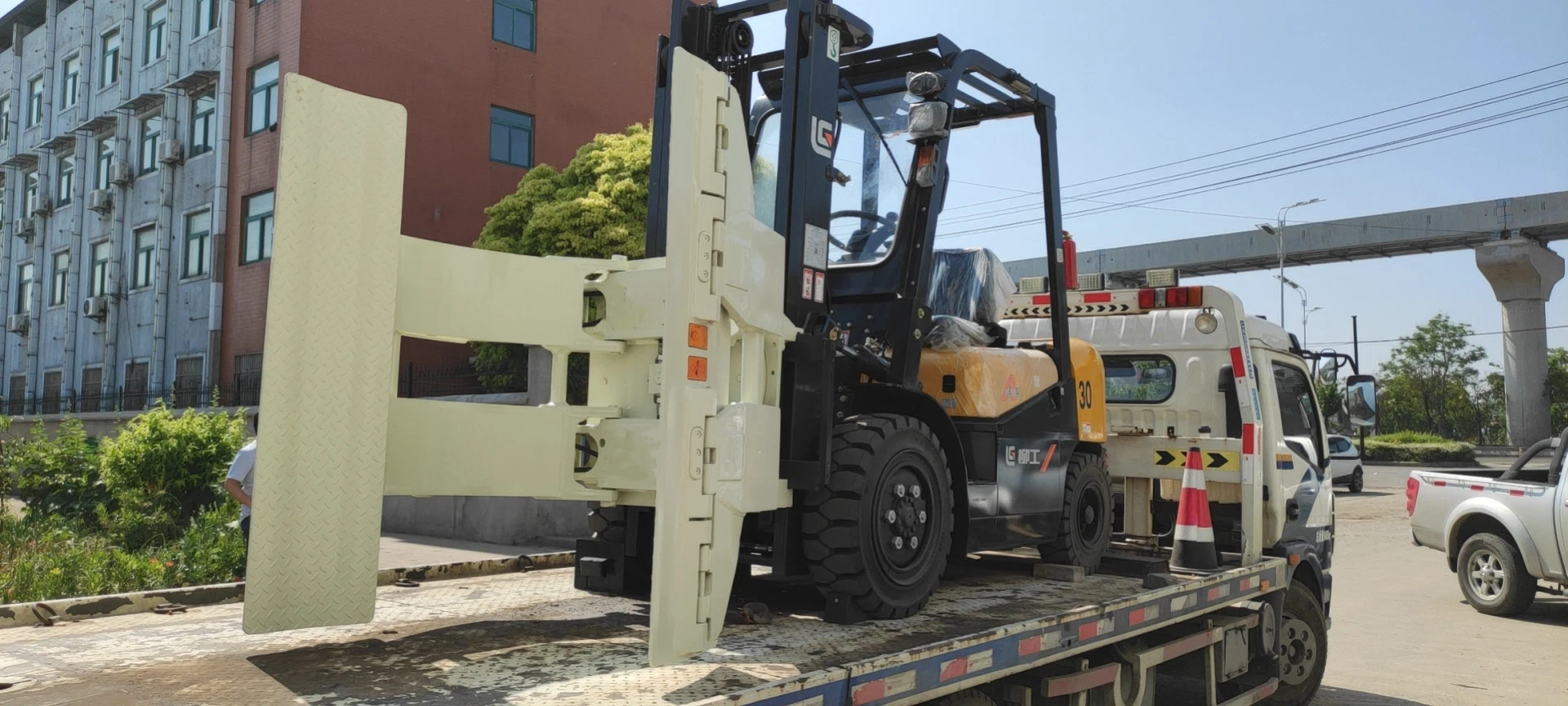 Fixação personalizável do carro elevador fixação do pneu com rotação de 360 graus para Muitas marcas Forklifts na fábrica de pneus