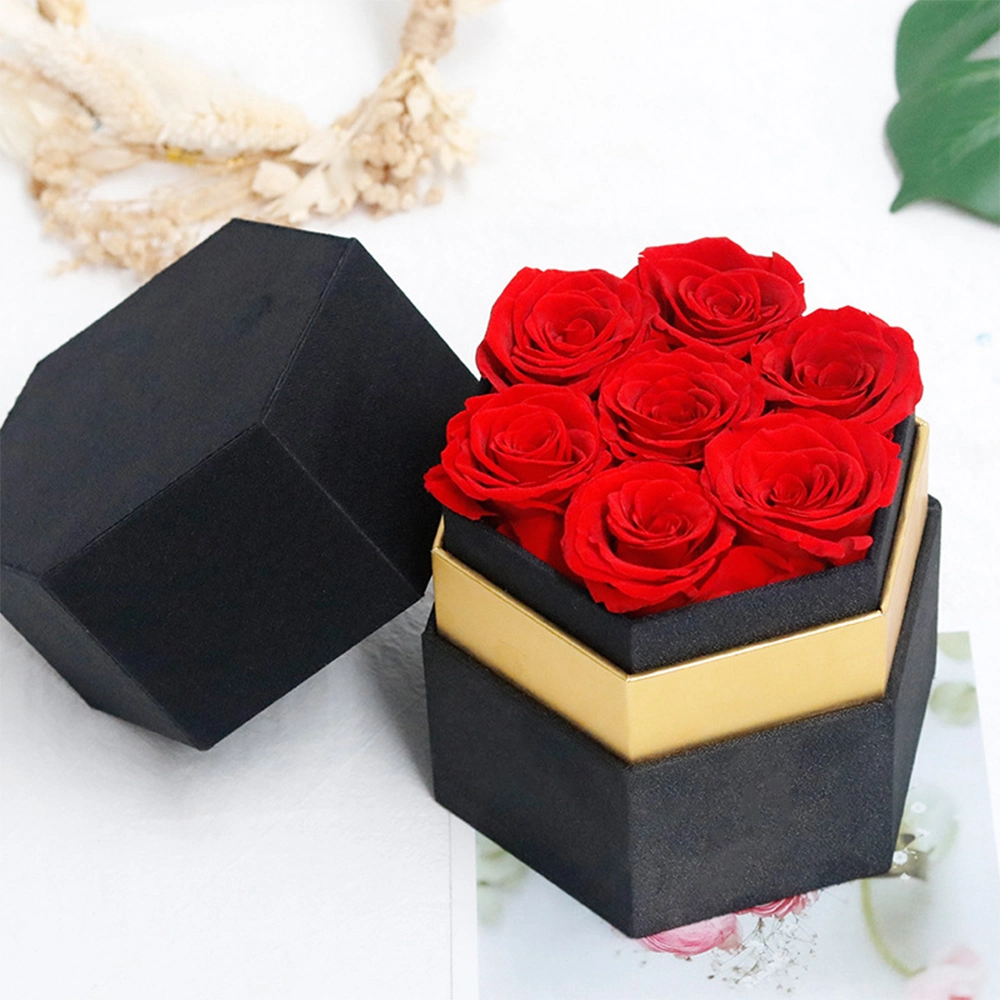 Cadeau de luxe pour la Saint-Valentin avec 7 roses éternelles dans une boîte cadeau.