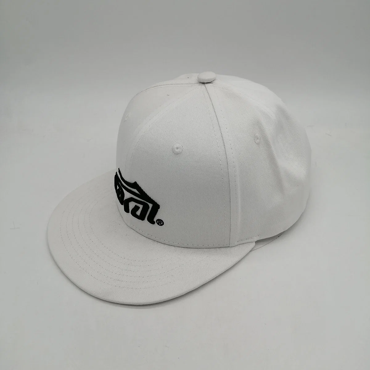 Shenzhen Wholesale/Supplier Fashion Cheap Custom 3D Embroidery White 6 Panel Snapback Hats Caps