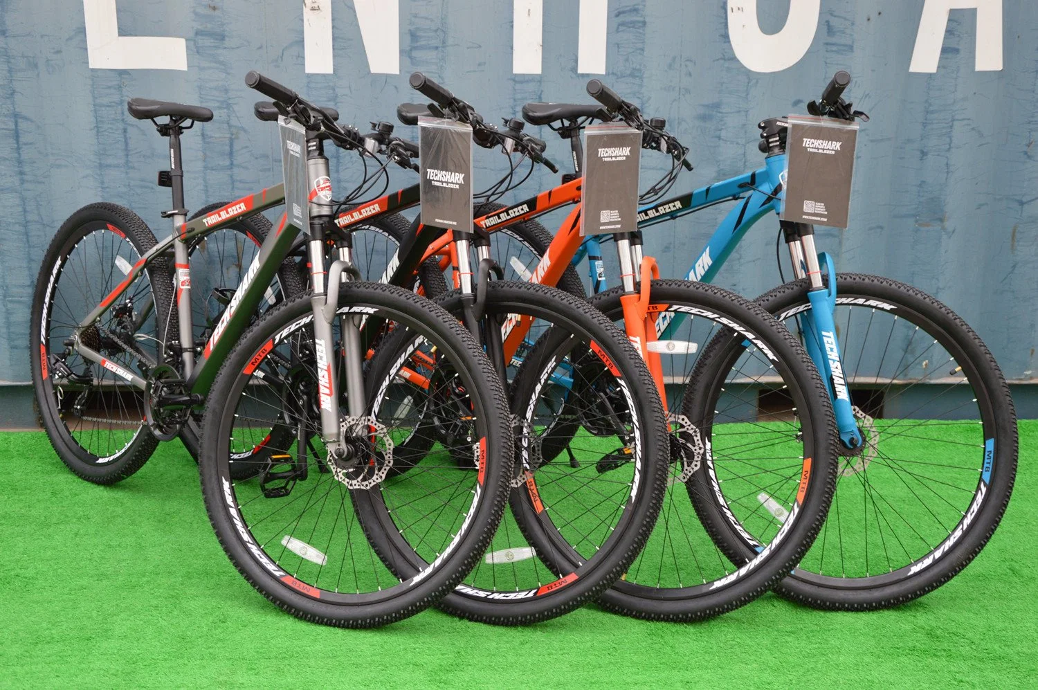 Bicicleta de montaña de aleación de aluminio de color negro con buena calidad