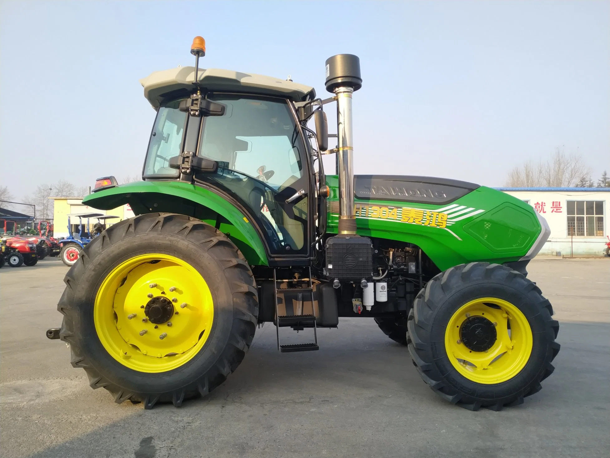 جرار الماكينات الزراعية Yto جرار رباعي الدفع بقدرة 110HP 120HP 130HP Farm