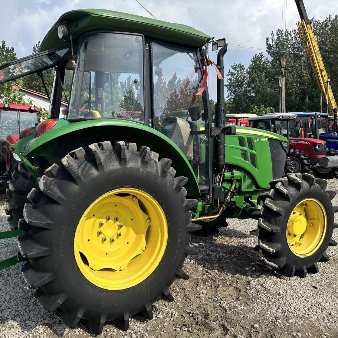 Deere 95HP 4X4 Tracteur à roues pour machines agricoles avec pneus spéciaux utilisé pour la pelouse.