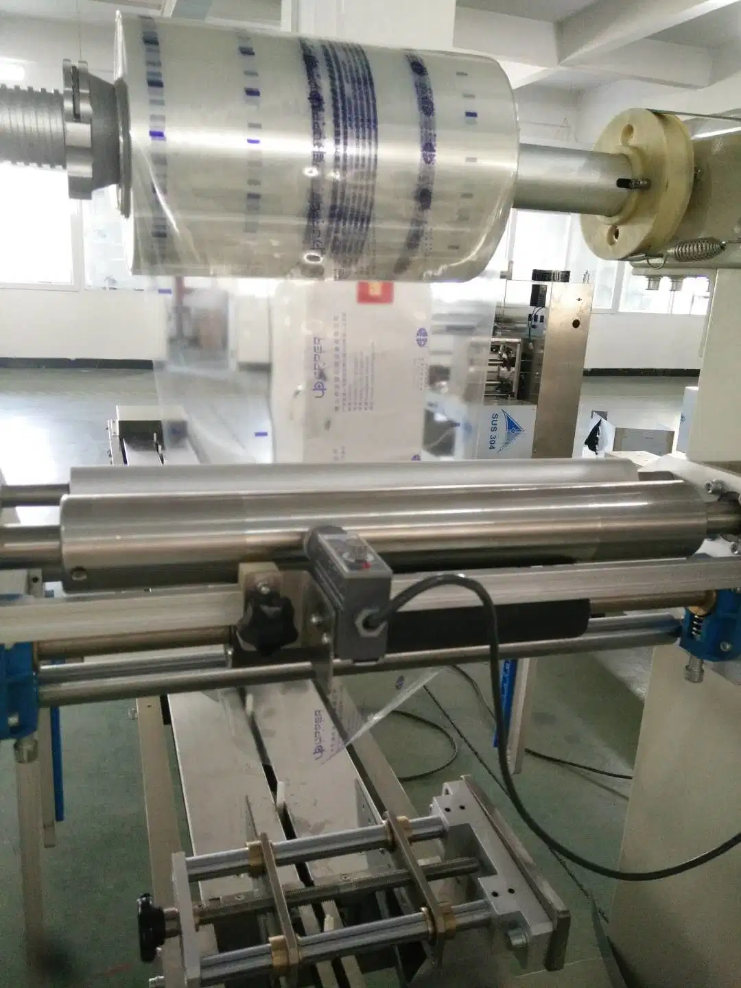 Medical Equipment Mask Cotton Swab Syringe Automatic Packaging Machine Pillow Packaging Machine