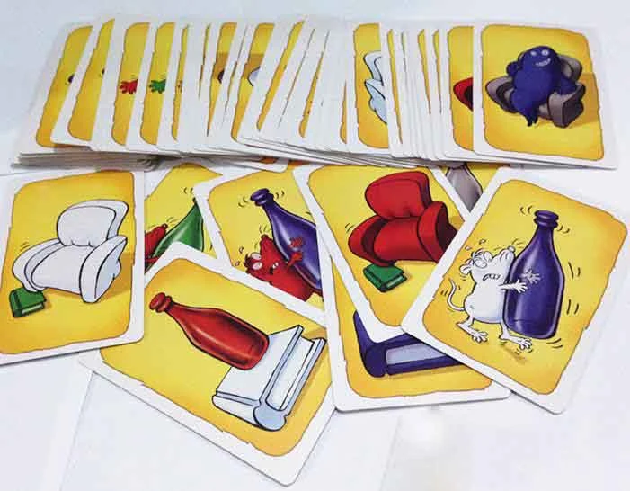 La production personnalisée avec une variété de cartes de couleurs et accessoires en bois des jeux de société