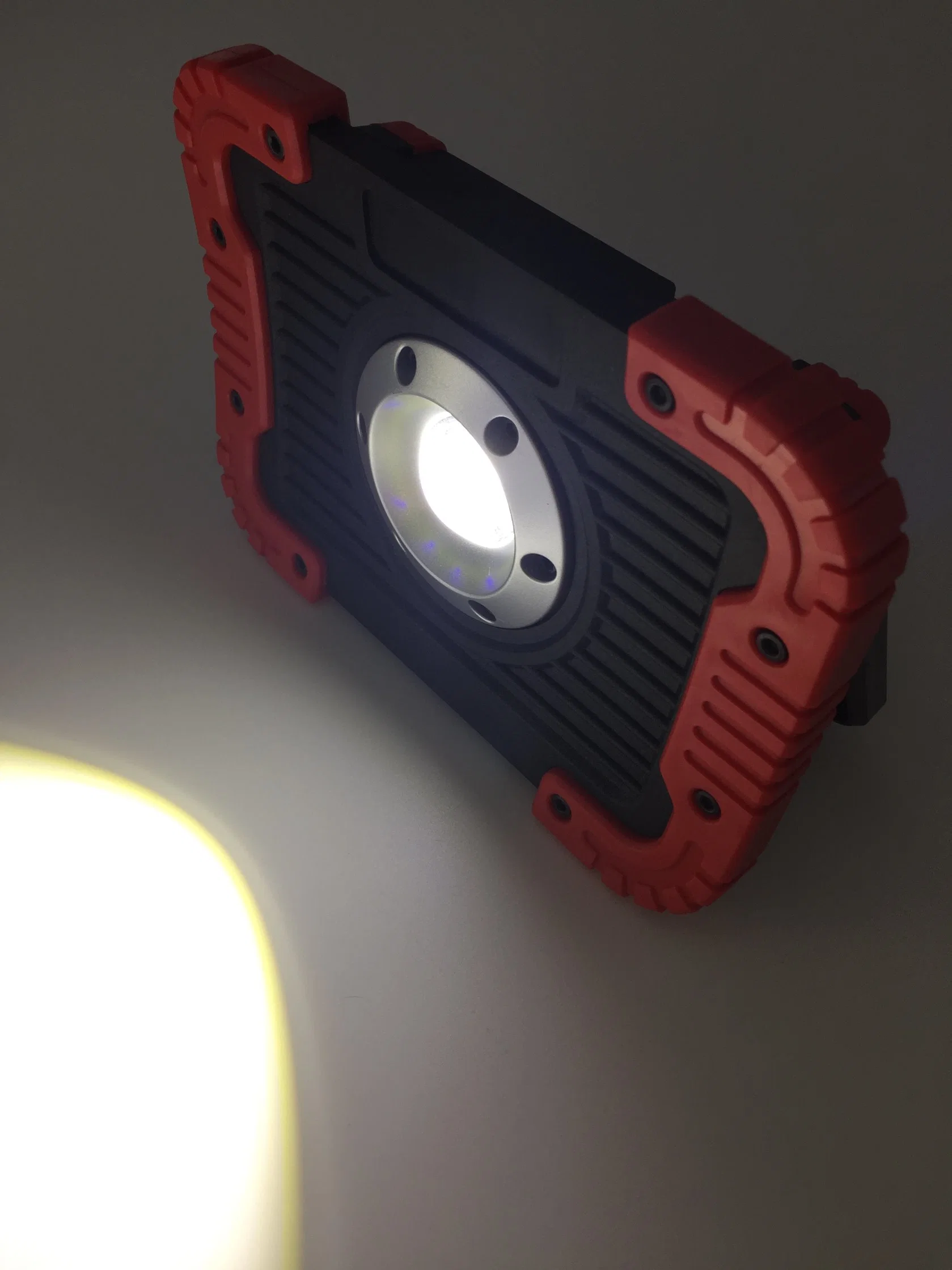 Wholesale/Supplier 10W COB Inspection Spotlight Flood Lamp Emergency Working Lights with Magnet Swivel Handle 4400mAh Built-in Battery LED Work Light