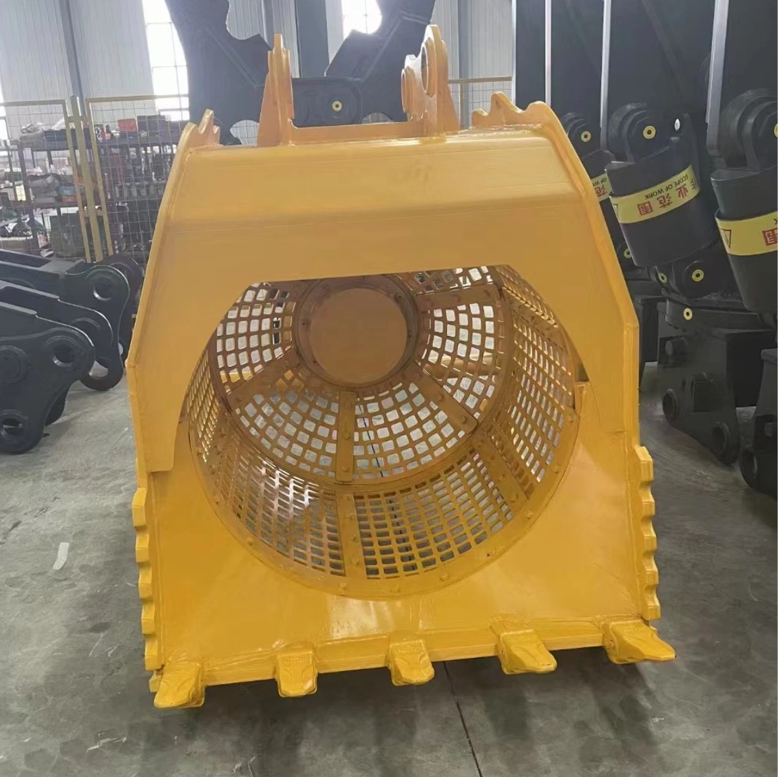 Heavy-Duty Construction Machinery Parts with Rotating Screen Bucket