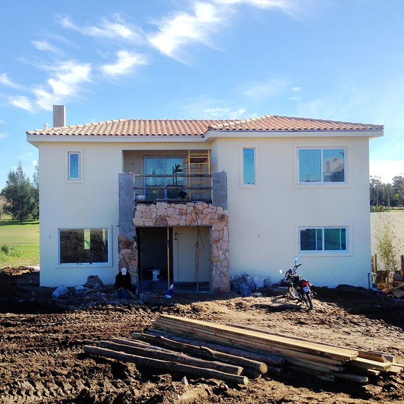 El entramado de acero de la luz de prefabricados de 2 pisos casa Villa Sanguinetti. Casa