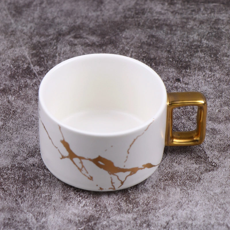 Фарфор черно-белый мраморный чашку чая в кафе