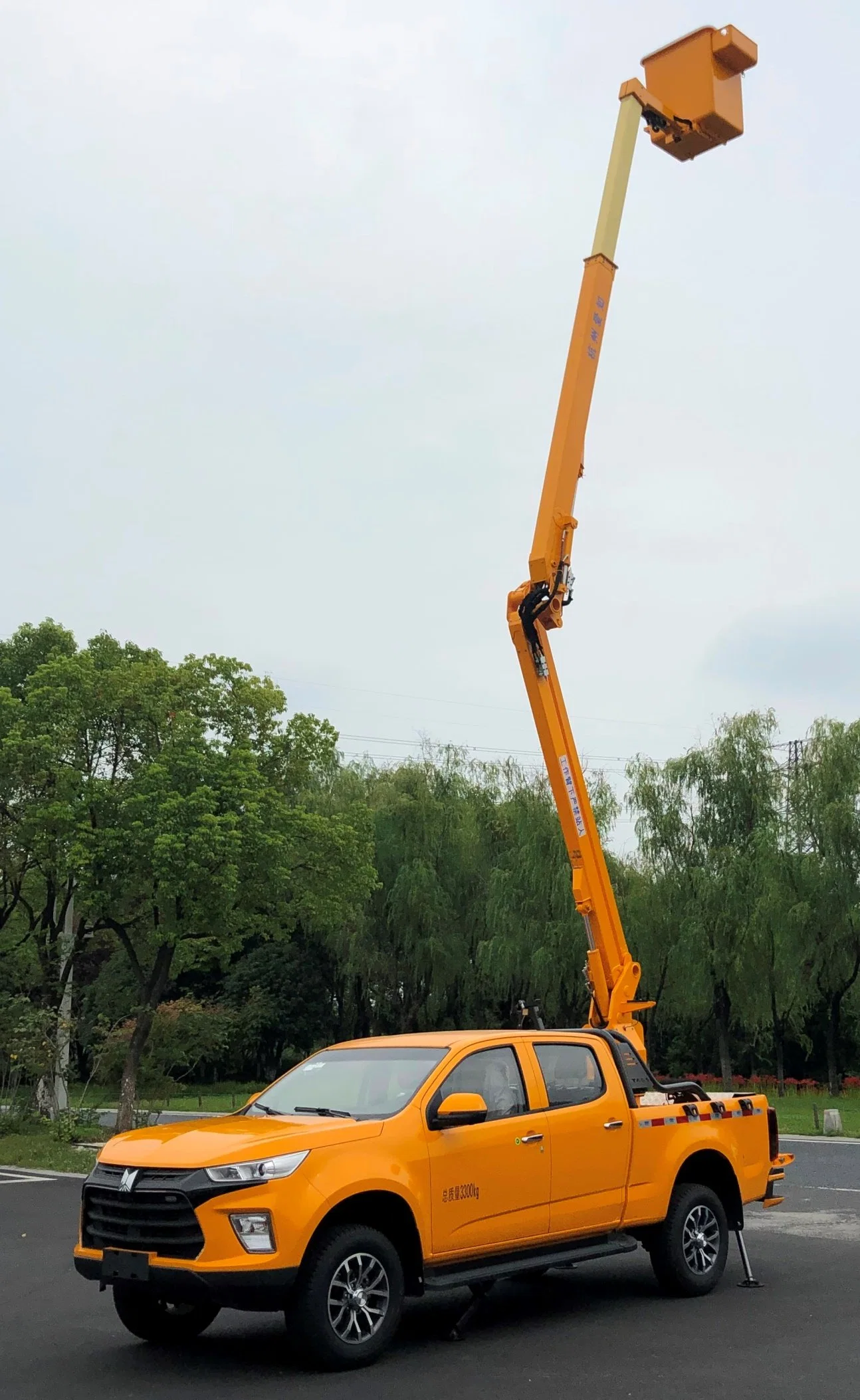 Isuzu Pickup Truck 12.4m Mounted Fiberglass Insulated Aerial Work Vehicle Aichi Brand Construction Boom