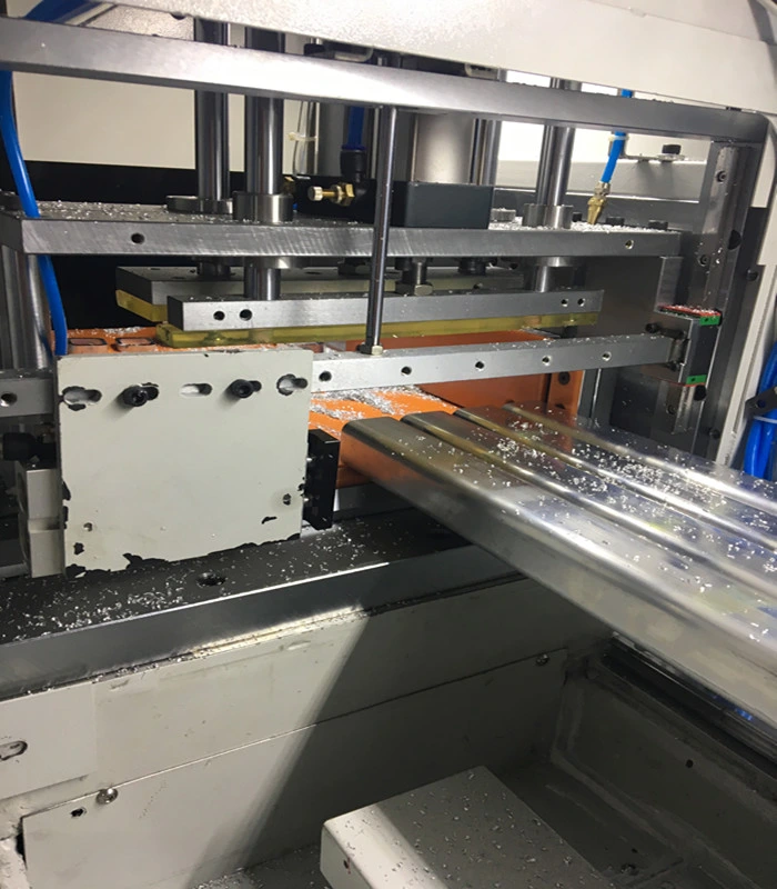 Guardar trabajo CNC automática Máquina de corte de perfiles de aleación de aluminio con cubierta protectora