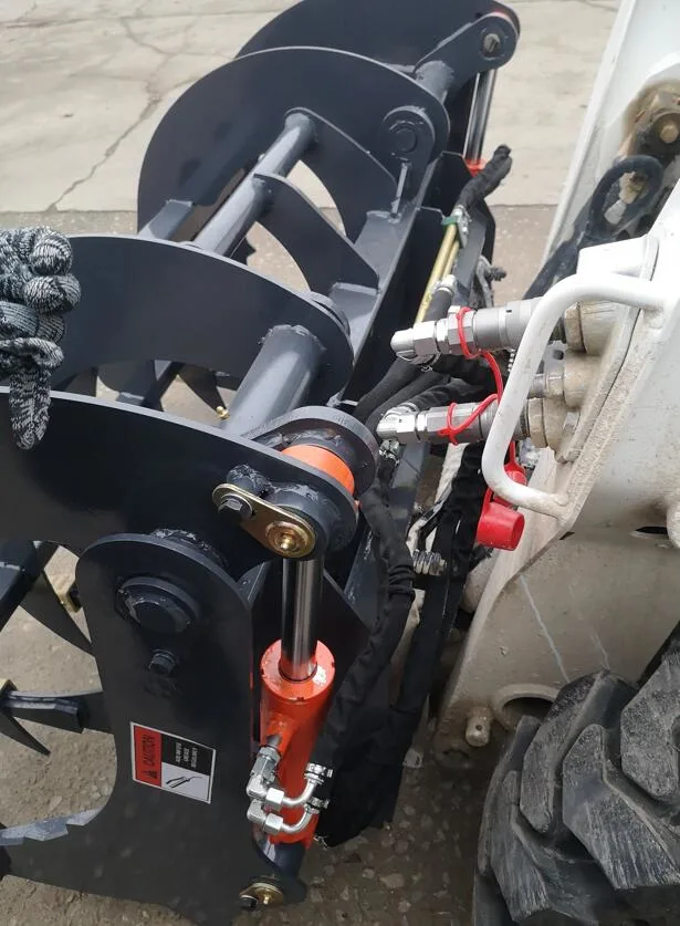 Les pièces jointes de la pince pour les chargeurs Skid Steer et les chargeurs Skid