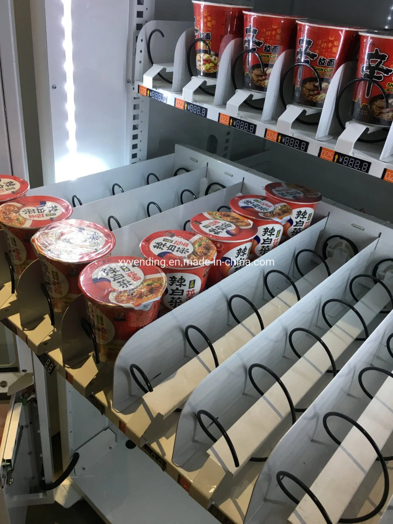 Benutzerdefinierte Cup Noodle Vending Maschine mit Heißwasser-Spender für Malaysia
