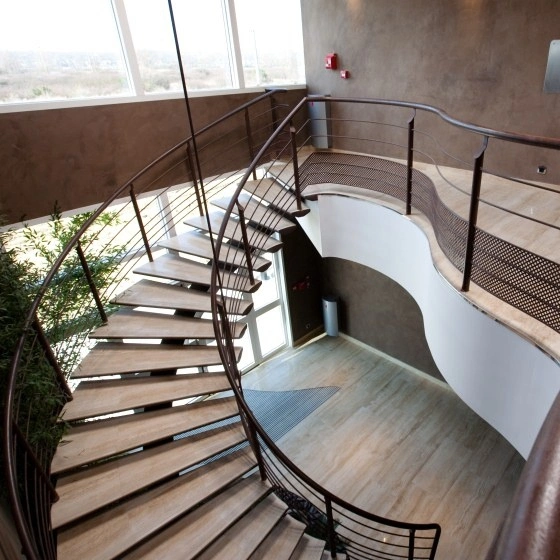 Escalera de polvo negro con patas de acero curvado Escaleras de madera Hierro fundido Diseño de barandillas de escalera