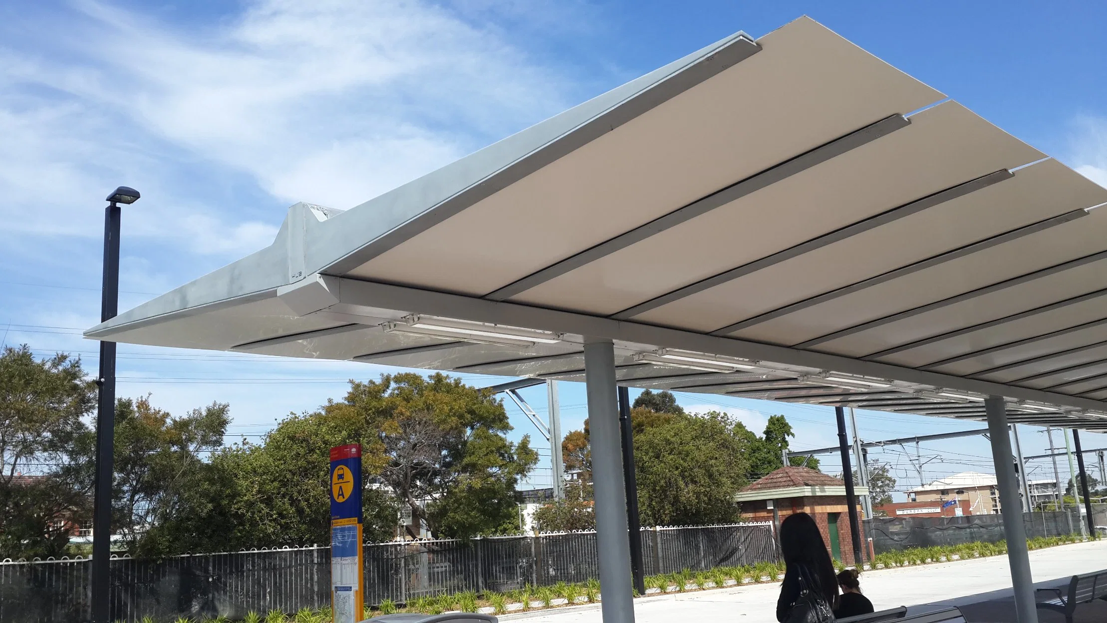 La parada de autobús de metal OEM de la vivienda de moderno diseño personalizado en el exterior de acero inoxidable de Bus de la ciudad de la vivienda