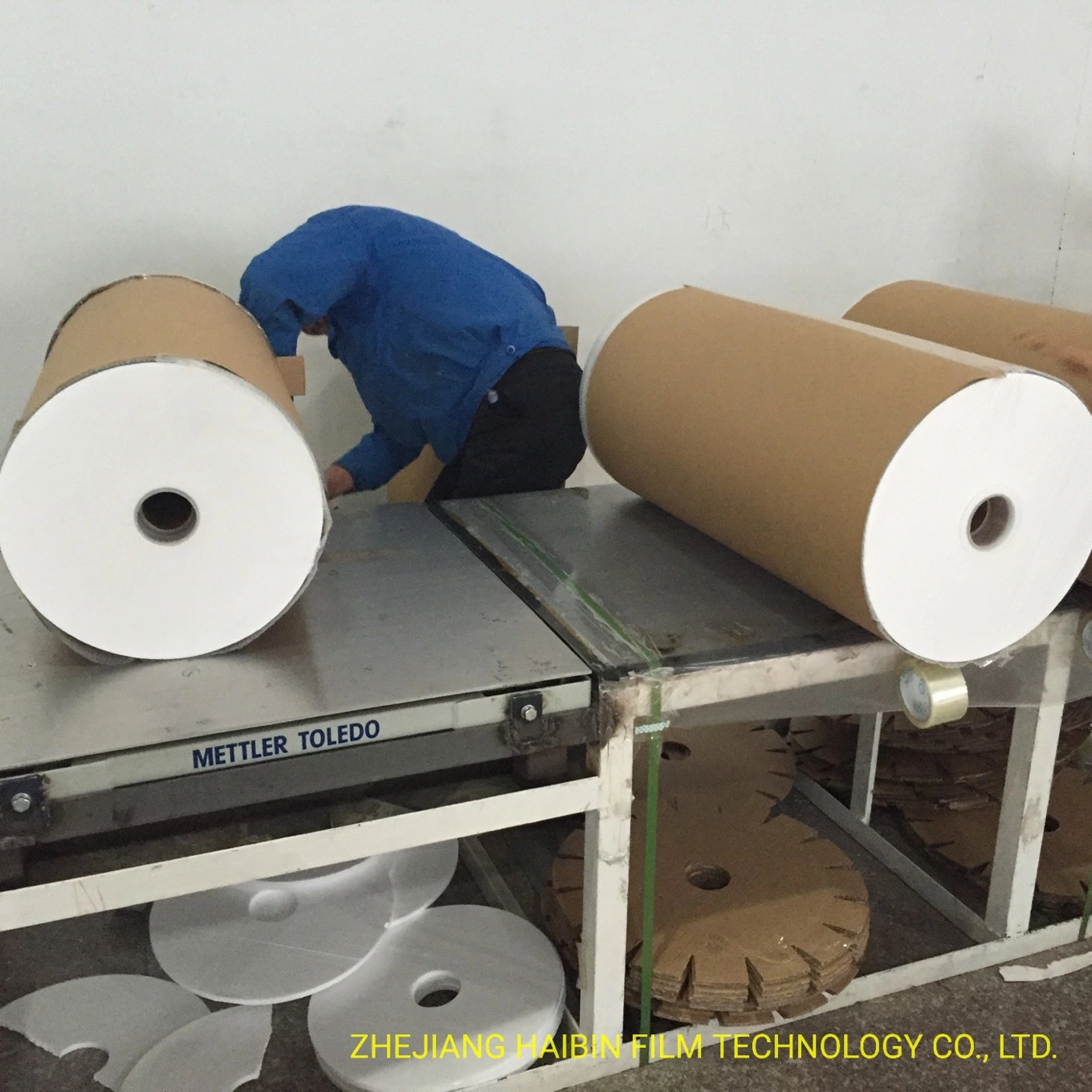 Self Adhesive Glossy Matte Advertising Photo CPP Cold Laminating Film Roll Lamination Film Used to Laminate Posters Maps Signs