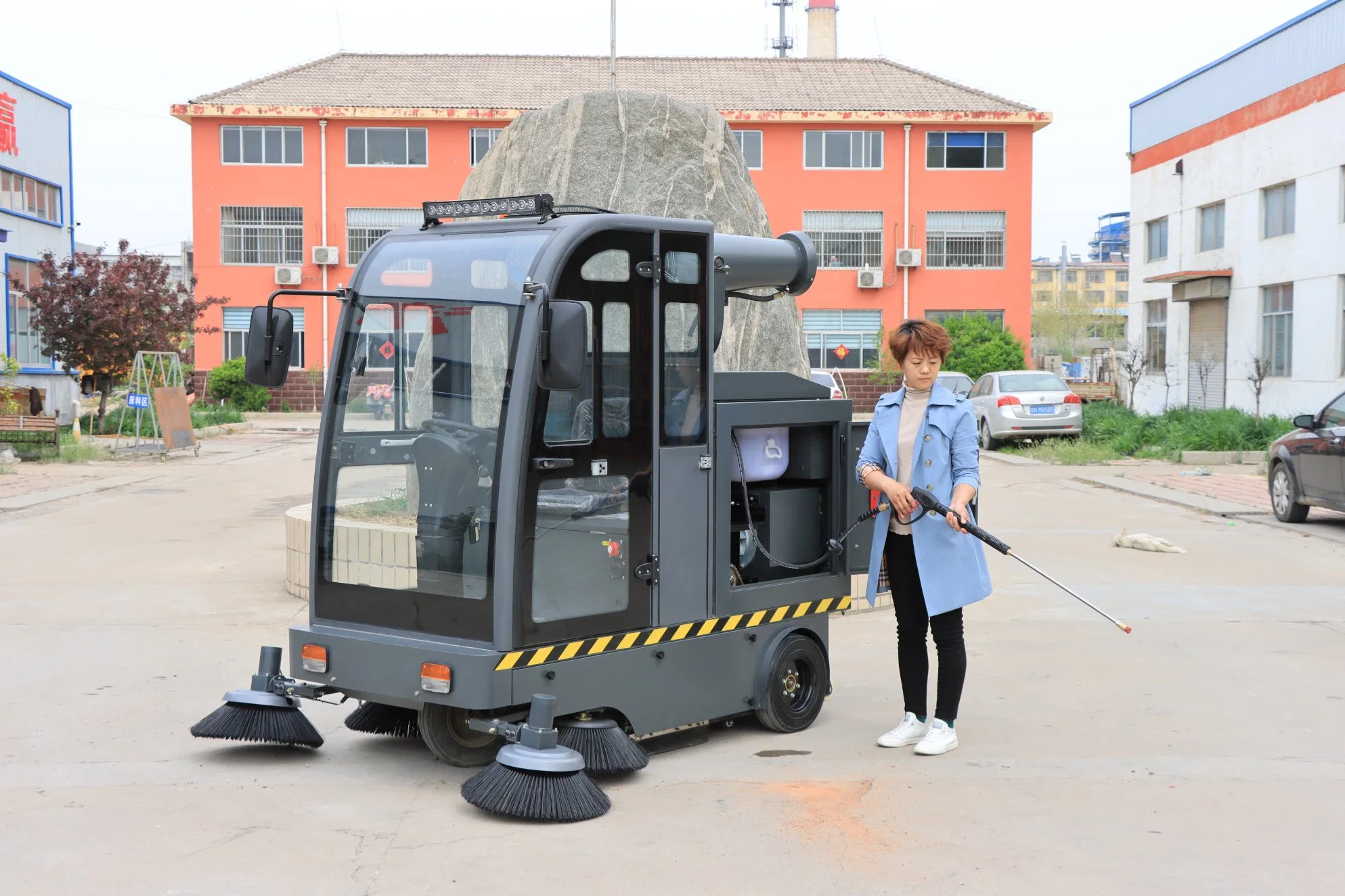 Rollbürste mit Schrubber-Funktion Lager und Schulspielplatz Reinigung Ausrüstung Handschiebegerät Typ Schrubber-Kehrmaschine