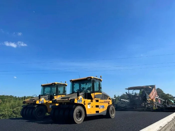 RP1655t 16,5 m Pavage de route de la machine pour le collage de l'asphalte finisseur RP1655t avec de bonnes performances