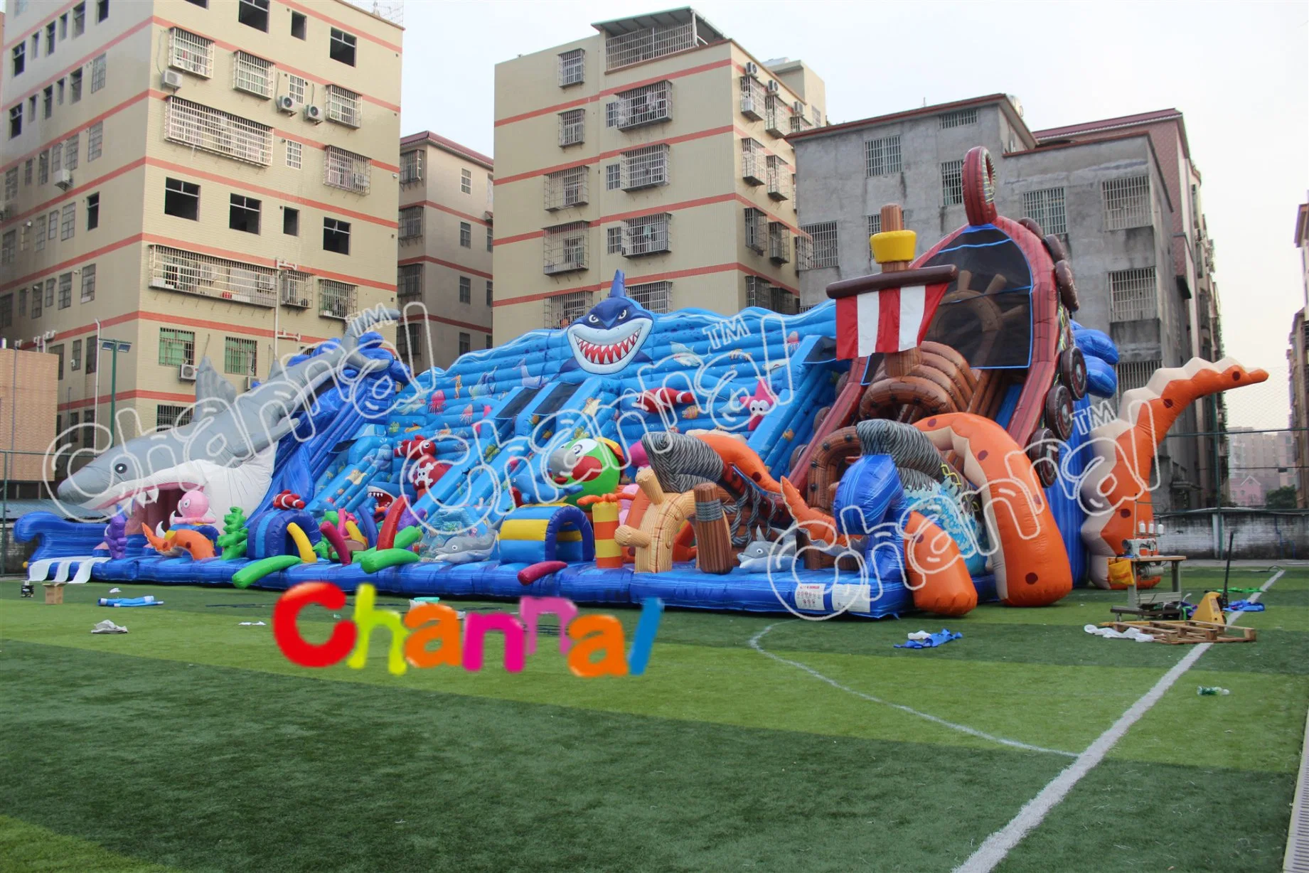 Immense Terrain de jeux gonflables à l'intérieur de l'océan obstacle pour les enfants du parc