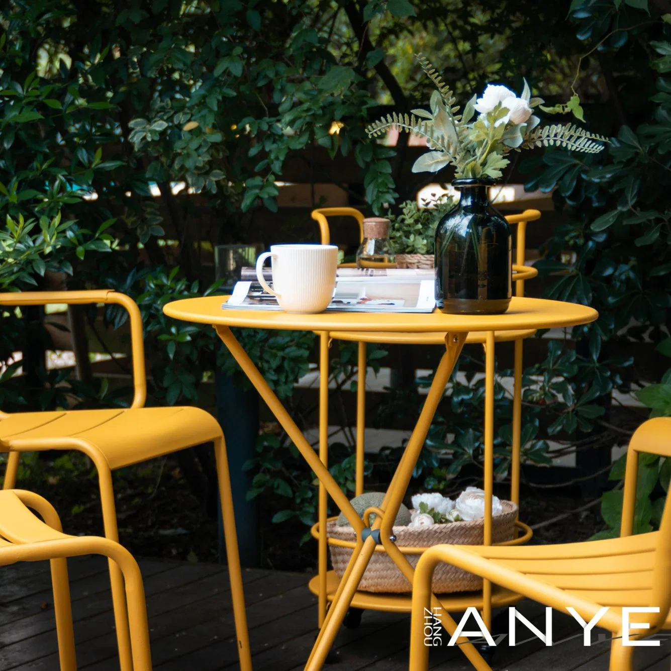 Firme y durable Metal Café Muebles Amarillo tres patas Café Mesa de comedor de té al aire libre