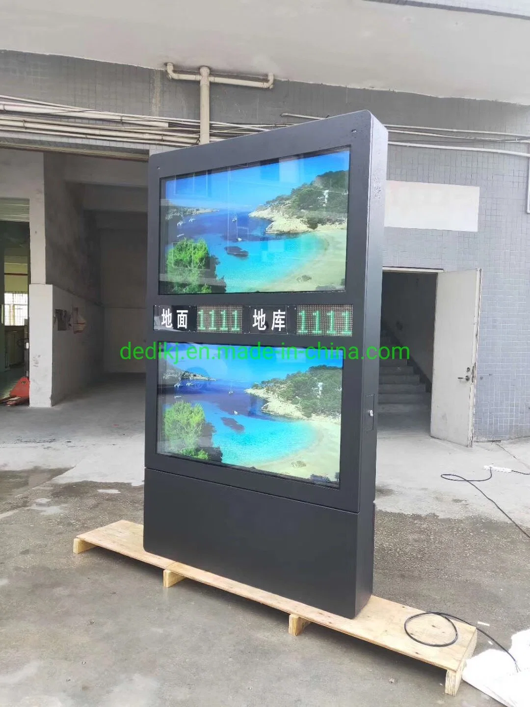 55 Inch Portrait-Monitor Freestanding Totem for Outdoor Use