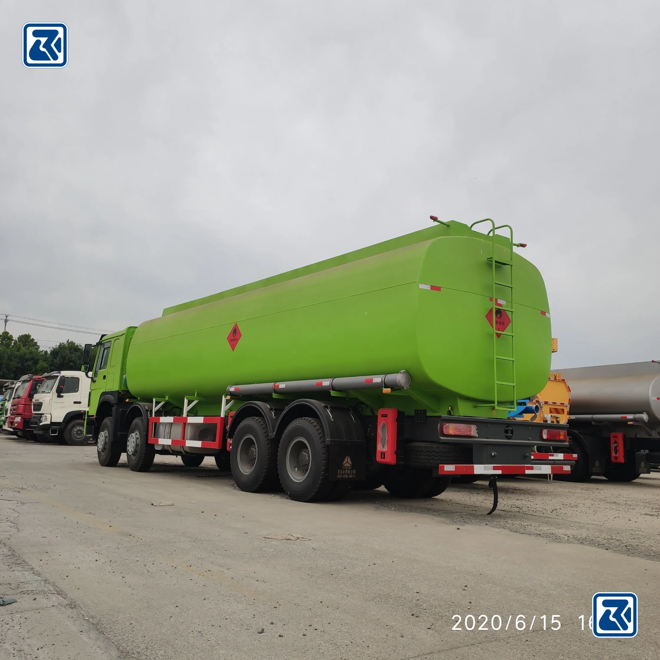 Sinotruk HOWO 8X4 Fuel Tank Truck 4X2 Oil Tanker Truck for Sale